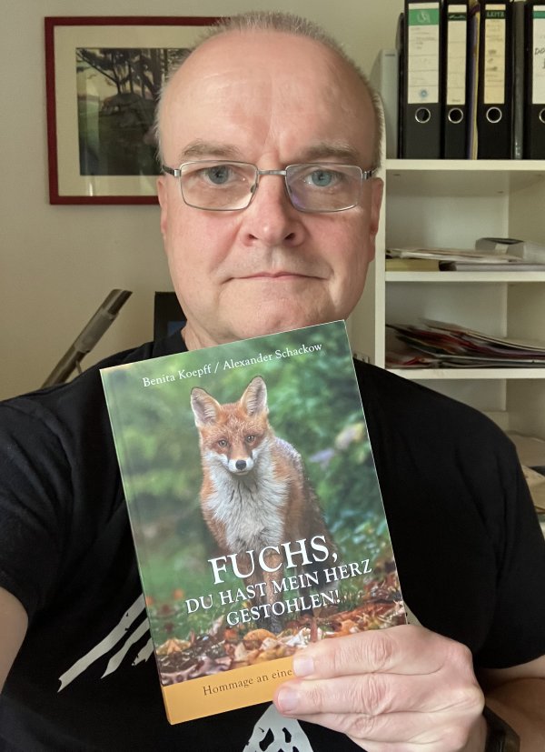 Ghostwriter mit Buch über Füchse