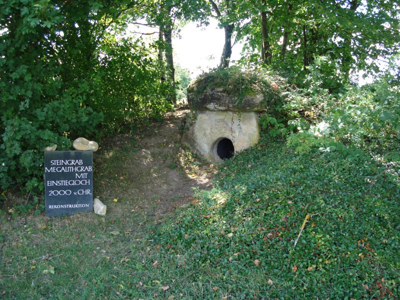 Seelenloch1 Großsteingrab Degernau mit Seelenloch